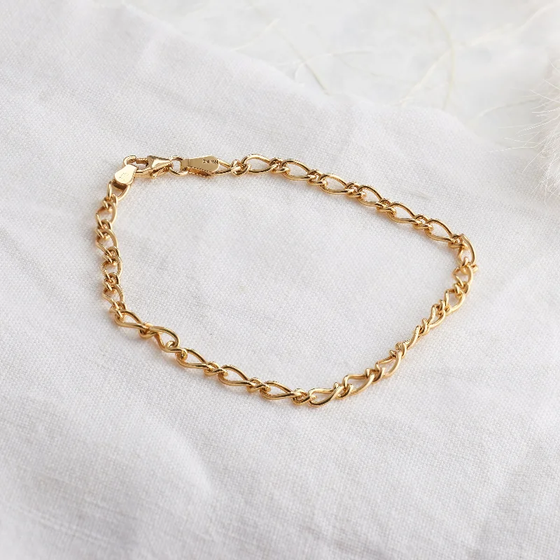 Laser - Etched Floral Design Wedding Bands in Palladium for a Delicate and Intricate Look9K Yellow Gold Solid Oval Figaro Bracelet