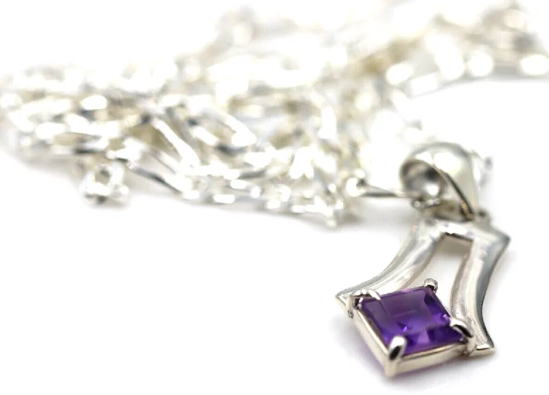 Thin Chain Rings with a Delicate Floral EmbroiderySterling Silver 925 Amethyst Pendant & 45cm Chain Necklace