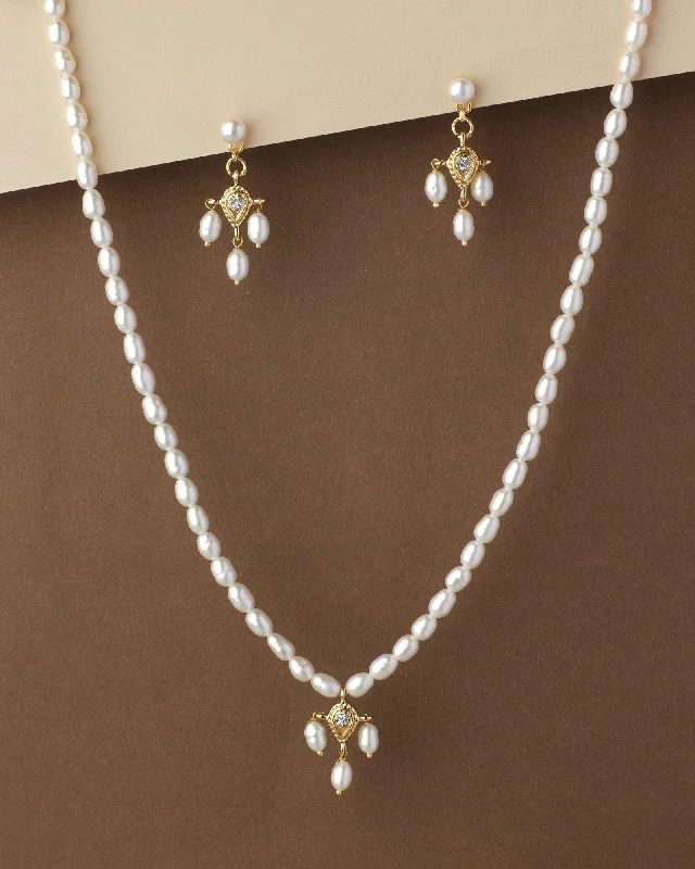 Braided Silk - and - Chain Rings for a Soft and Stylish LookPretty Real Pearl Necklace Set