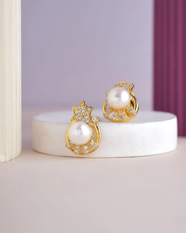 Clip - on drop earrings for non - pierced earsBeautiful Stud Pearl Earring