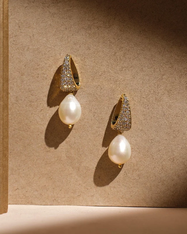 Matte - finish drop earrings for a sophisticated and understated lookBling Blogger Pearl Earring