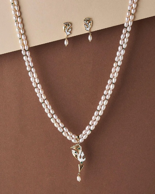 Thin Chain Rings with a Delicate Floral EmbroideryPretty Pearl Necklace Set