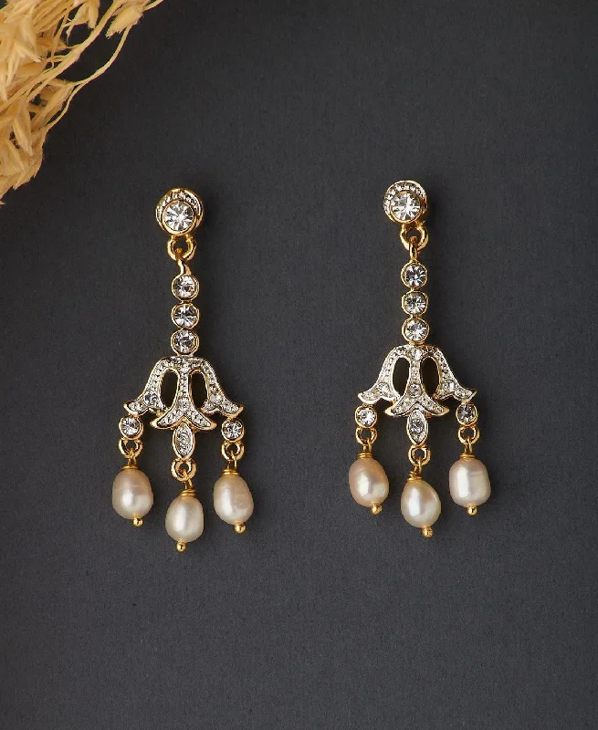 Tassel - decorated drop earrings for a stylish and playful touchFashionable Pearl Hanging Earring