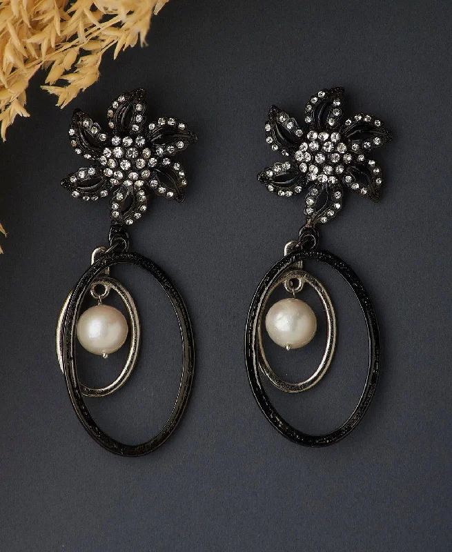 Floral - themed drop earrings for a feminine and romantic feelFashionable Pearl Hanging Earrings