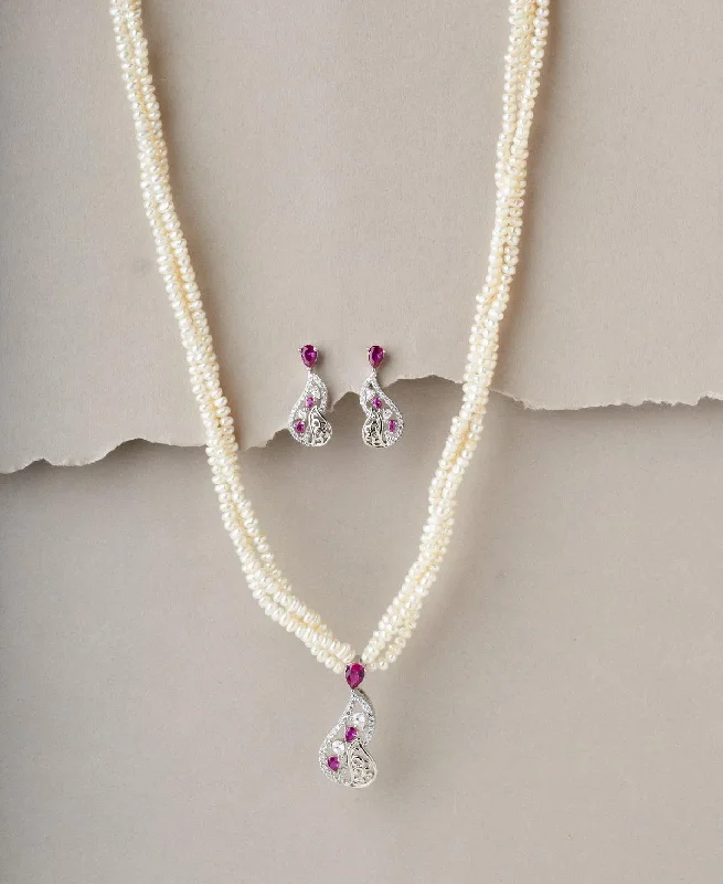 Chain Rings with a Magnetic Closure for Easy WearGorgeous White Pearl Necklace Set