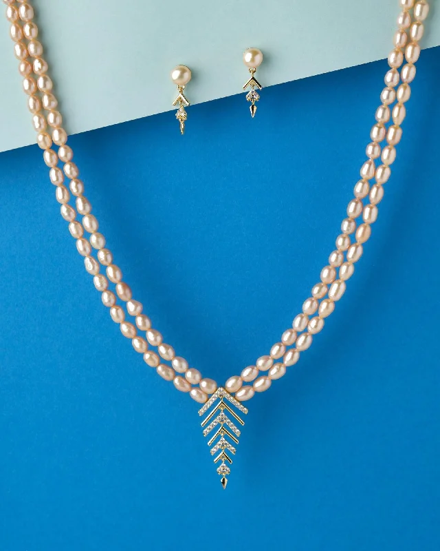 Thin Chain Rings with a Delicate Floral EmbroideryLuxurious  Pearl Necklace Set