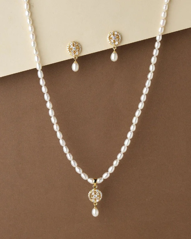 Chain Rings with a Vintage - Inspired Filigree DesignPretty Pearl Necklace Set