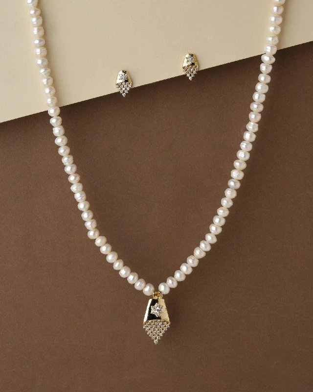 Chain Rings with a Matte Finish for a Modern AestheticPretty Pearl Necklace Set