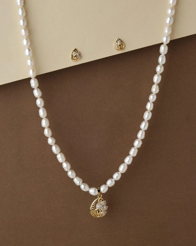 Braided Chain Rings with a Handmade Artisanal TouchPretty Pearl Necklace Set