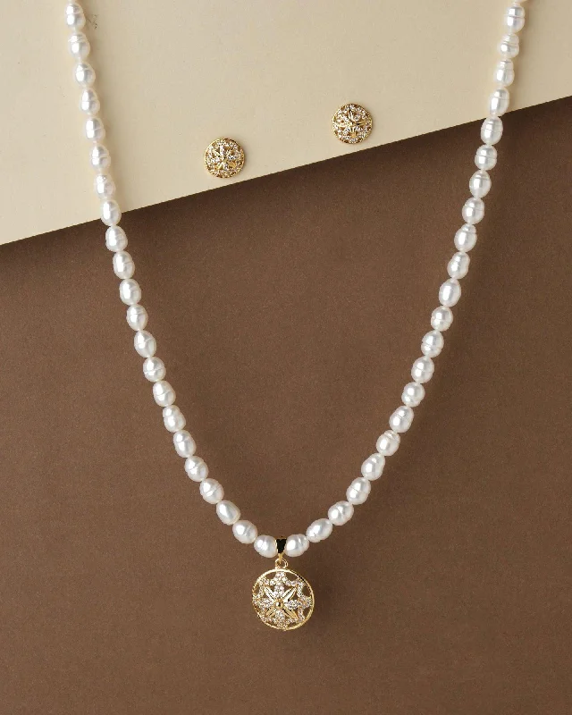 Chain Rings with a Magnetic Closure for Easy WearPretty Pearl Necklace Set