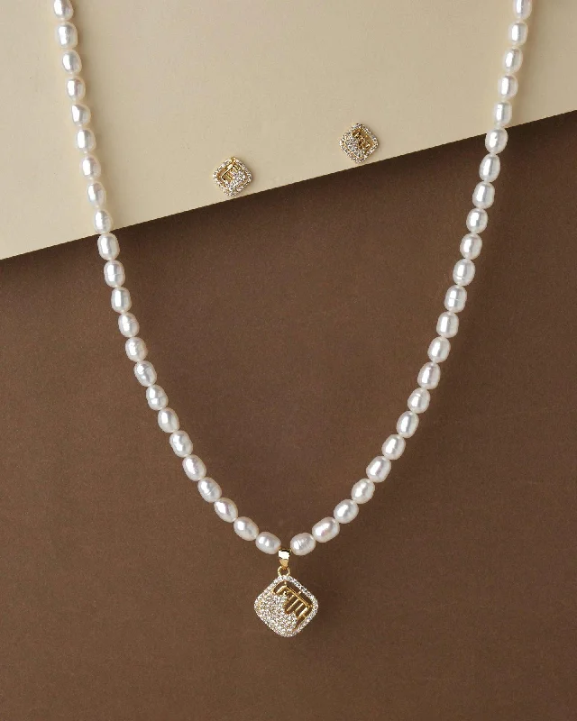 Cross - Embellished Chain Rings with a Religious ThemePretty Pearl Necklace Set