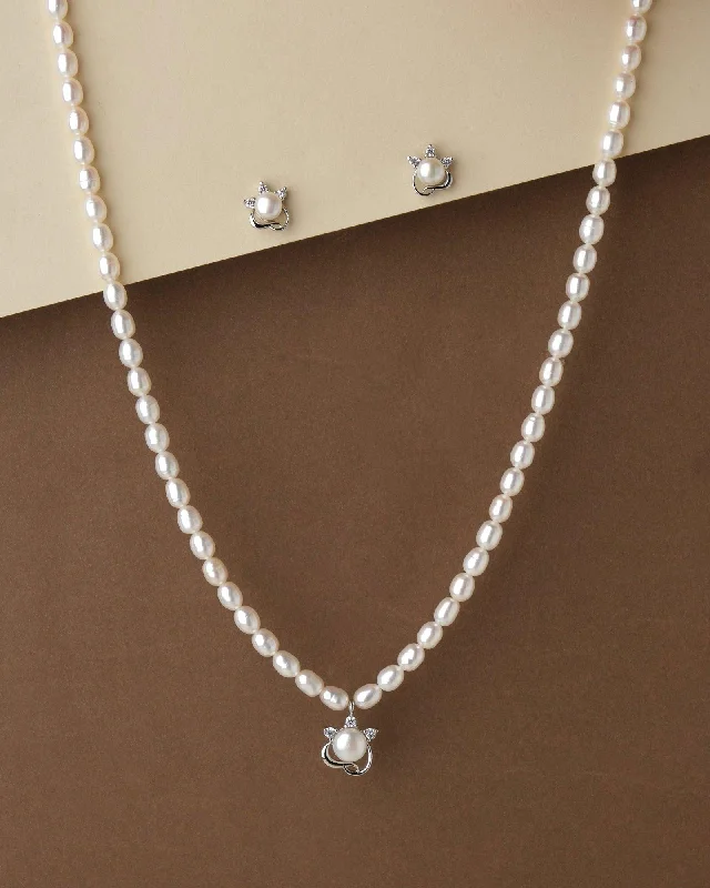 Pearl - Adorned Chain Rings for an Elegant and Sophisticated LookPretty Pearl Necklace Set