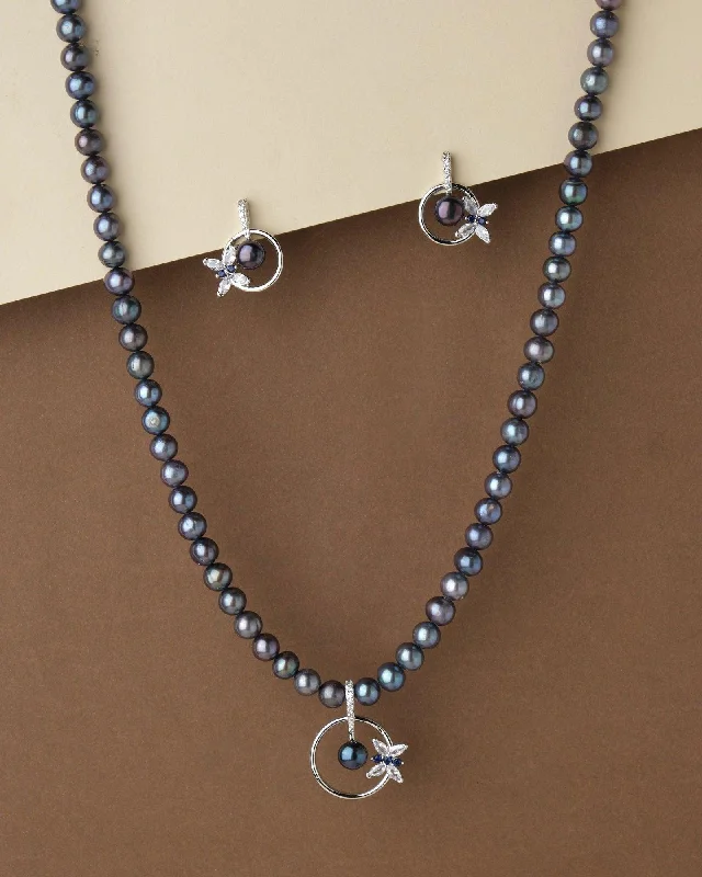 Double - Chain Rings with an Interlocking DesignPretty Pearl Necklace Set