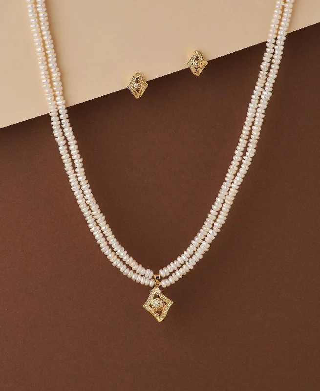 Gold - Plated Chain Rings with Cubic Zirconia AccentsPretty Pearl Necklace Set