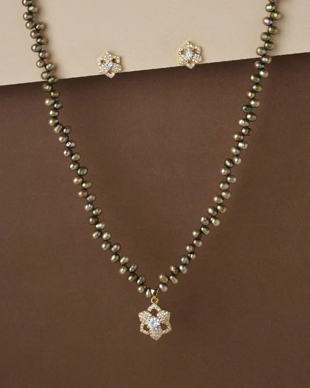 LED - Emitting Chain Rings for a High - Tech LookPretty Pearl Necklace Set