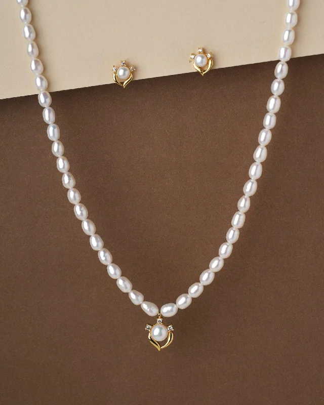 Recycled Metal Chain Rings for an Eco - Friendly ChoicePretty Pearl Necklace Set