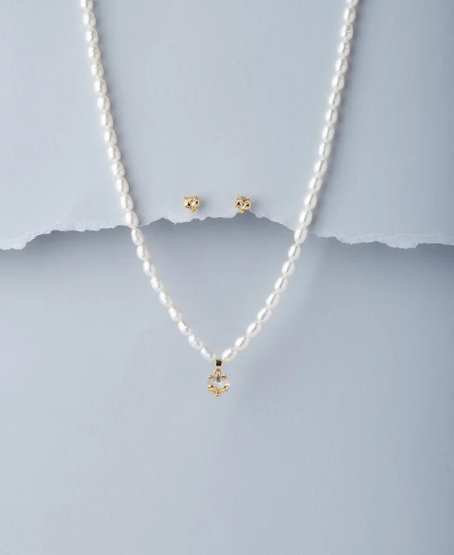 Thin Chain Rings with a Delicate Floral EmbroideryPretty Real Pearl Necklace Set