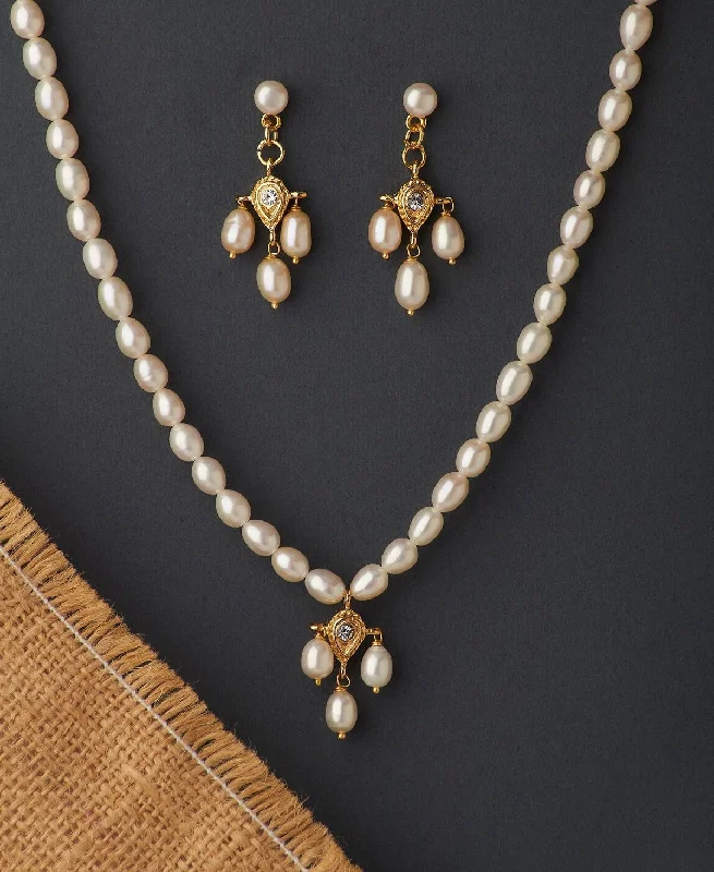 Braided Silk - and - Chain Rings for a Soft and Stylish LookPretty Real Pearl Necklace Set