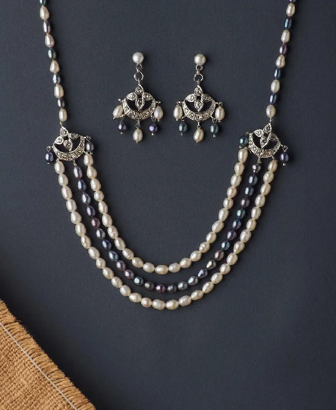 Leather - and - Chain Combo Rings for a Rustic AppealRavishing Pearl Necklace Set