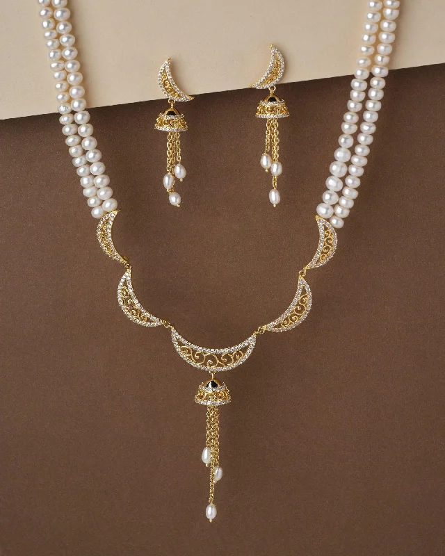 LED - Emitting Chain Rings for a High - Tech LookRavishing Pearl Necklace Set