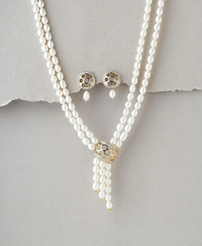 Thin Chain Rings with a Delicate Floral EmbroideryRavishing Real Pearl Necklace Set