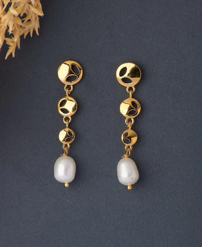 Adjustable - length drop earrings for a customizable lookStandout Golden Pearl Hanging Earring