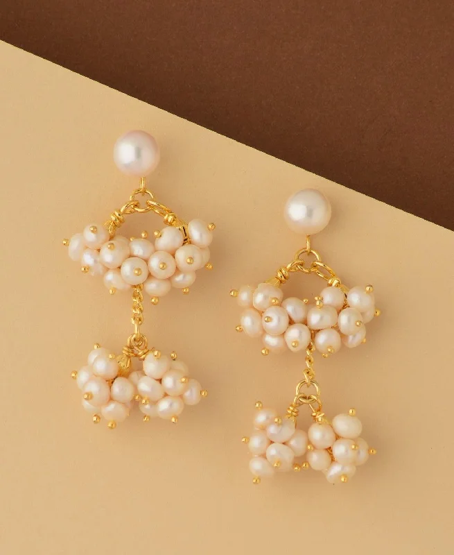 Gold - plated drop earrings with a modern twistTrendy Banjara Pearl Earring