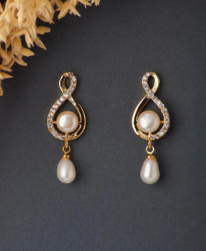 Retro - style drop earrings from the 1960s or 1970sTrendy Pearl Hanging Earring